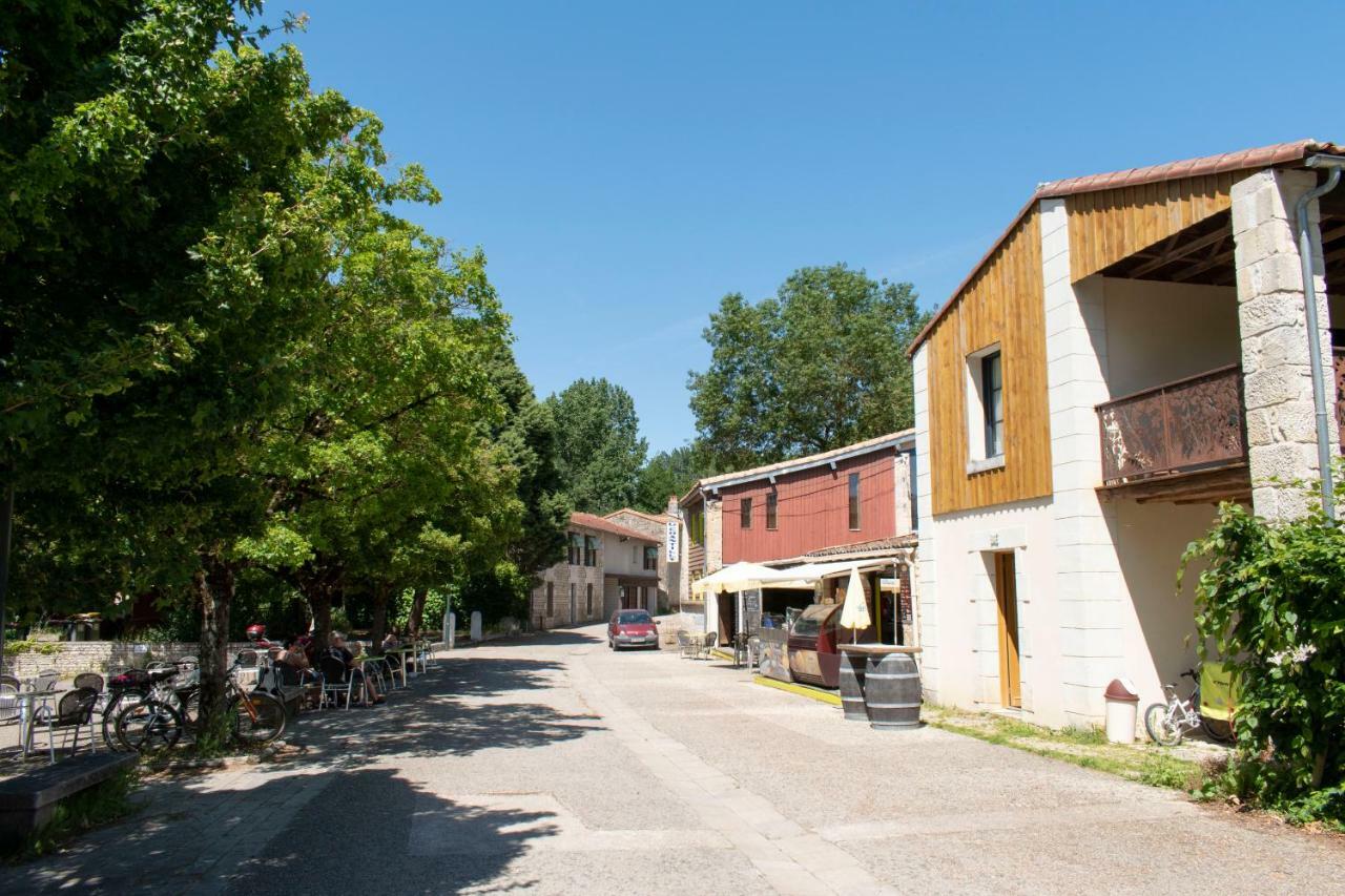 Camping L'Ilot Du Chail Sansais Exterior photo